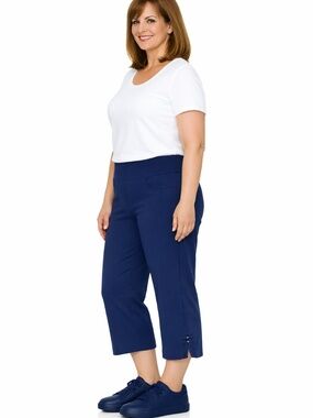 Plus Size 18W Essentials Solid Pull-on Capri Pants with Detailed Split Hem NWT